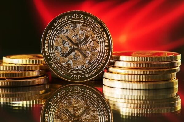bitcoin e xrp in calo dopo il rinvio della legge sulle criptovalute, causando incertezza nei mercati crypto.