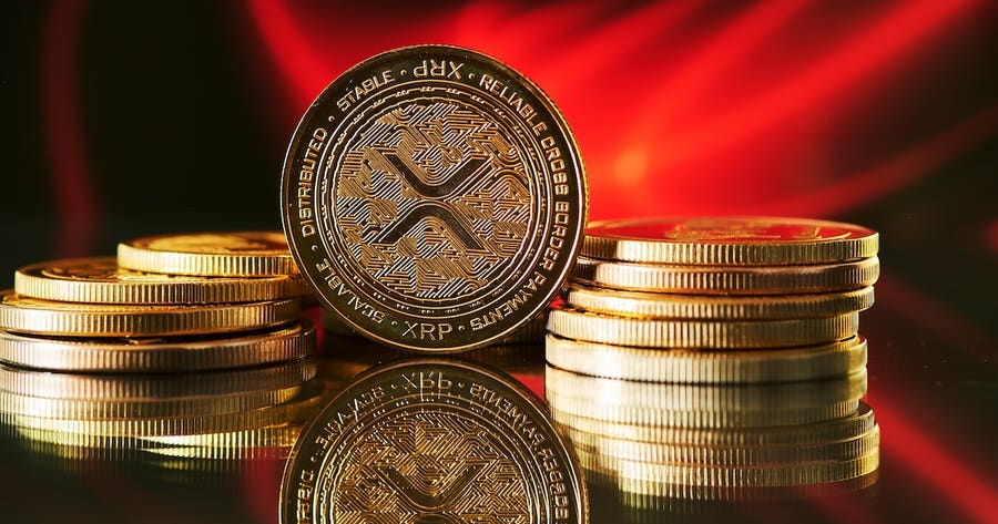 bitcoin e xrp in calo dopo il rinvio della legge sulle criptovalute, causando incertezza nei mercati crypto.