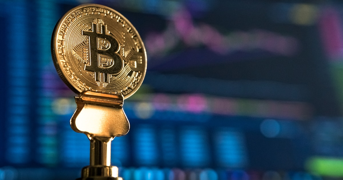 Monete fisiche Bitcoin simbolo dei programmi fedeltà con premi in BTC per piccole imprese