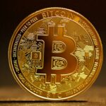Grafico Bitcoin vs oro: analisi tecnica del trend a tre mesi — monitor con candlestick BTC ed ETH