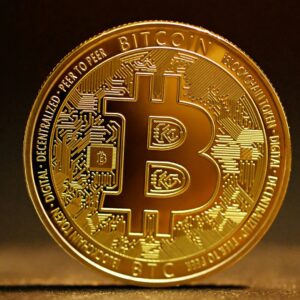 Grafico Bitcoin vs oro: analisi tecnica del trend a tre mesi — monitor con candlestick BTC ed ETH