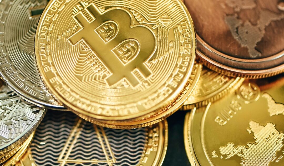 Mappa globale digitale con simbolo Bitcoin e rete decentralizzata - geopolitica Bitcoin militare USA INDOPACOM
