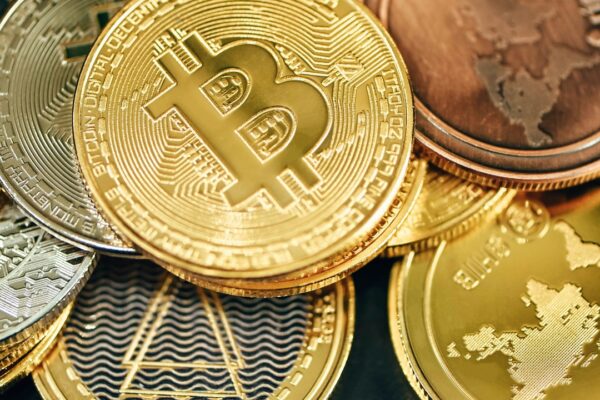 Mappa digitale del mondo con simboli crypto e bandiere UK e Russia — sanzioni bitcoin exchange
