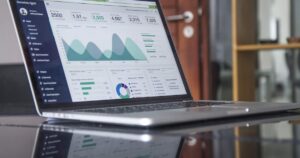 Schermata finanziaria digitale — Saylor difende Strategy dal rischio SEC dopo le accuse di schema Ponzi sul modello STRC Bitcoin