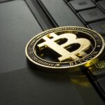 Smartphone con app wallet digitale che mostra il prezzo di Bitcoin su piattaforma centralizzata