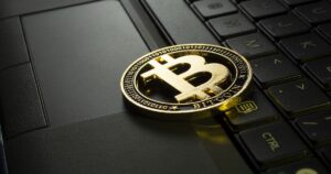 Smartphone con app wallet digitale che mostra il prezzo di Bitcoin su piattaforma centralizzata