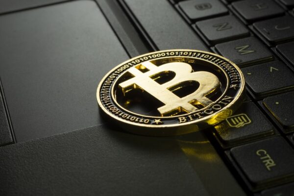 Smartphone con app wallet digitale che mostra il prezzo di Bitcoin su piattaforma centralizzata