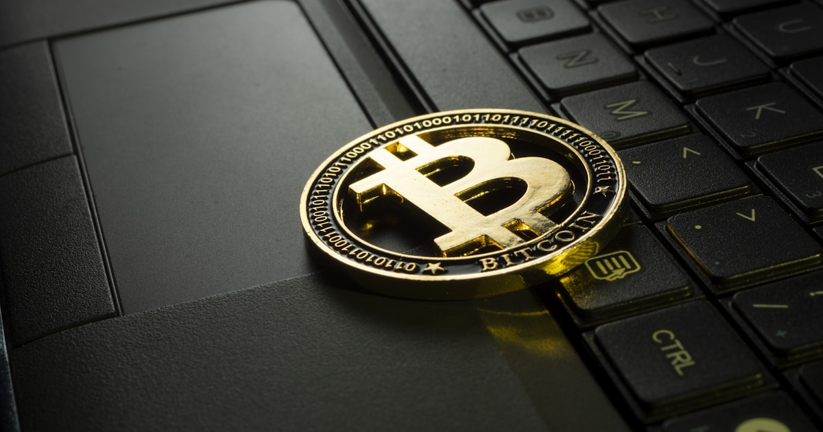 Smartphone con app wallet digitale che mostra il prezzo di Bitcoin su piattaforma centralizzata