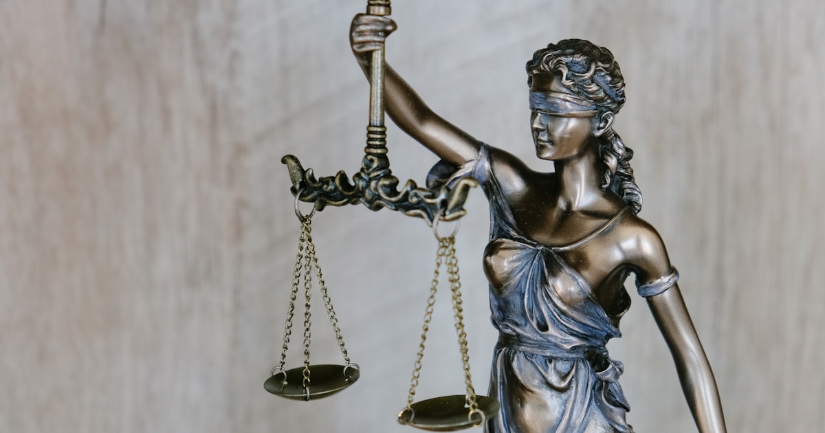 Martello della giustizia e documenti fiscali — Australia tassa Bitcoin plusvalenze CGT 2027