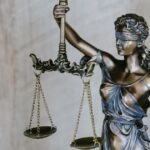 Martello della legge su sfondo finanziario — BCE regolamentazione euro stablecoin MiCA 2026