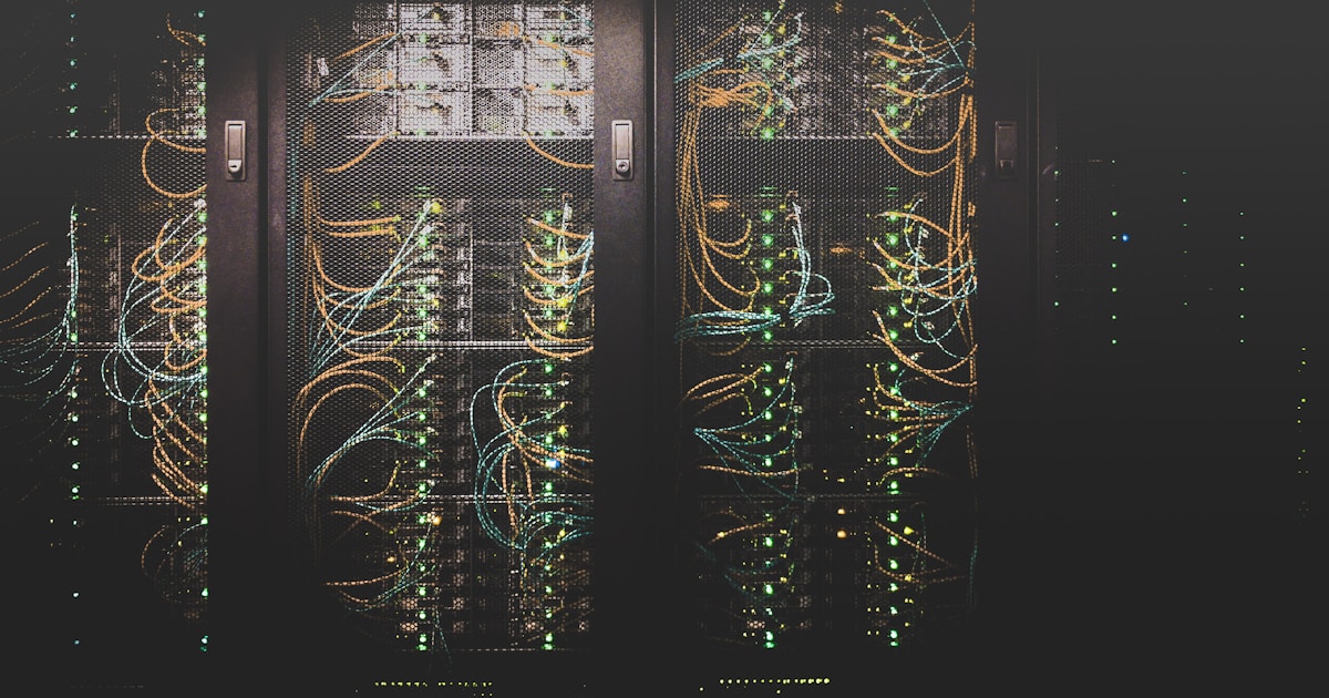 Data center con server blockchain - Elliptic monitoraggio AI crypto compliance