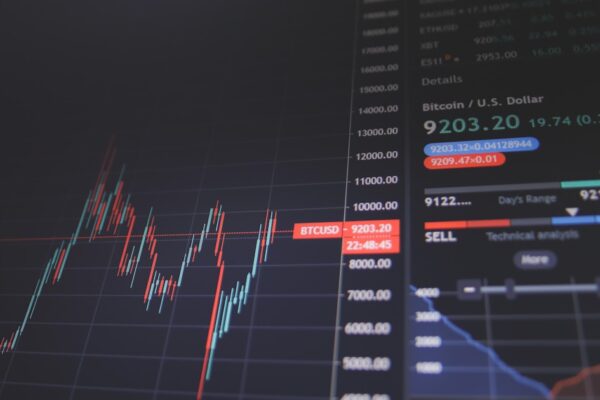 Monitor di trading con grafici ETF Bitcoin - sei settimane consecutive di afflussi netti 2026