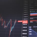 Schermo di trading professionale con grafici Bitcoin e crypto — Morgan Stanley E*Trade trading crypto retail 2026
