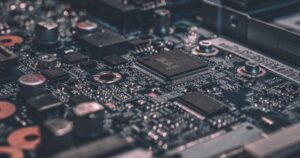 Stratum V2 protocollo mining Bitcoin: circuito tecnologico che rappresenta la decentralizzazione della rete