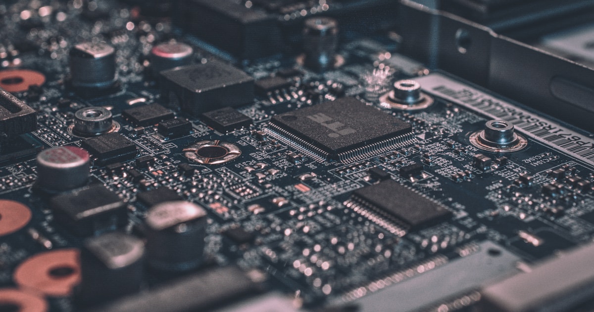 Stratum V2 protocollo mining Bitcoin: circuito tecnologico che rappresenta la decentralizzazione della rete
