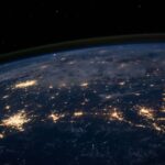 Globo terrestre con rete di connessioni digitali — Bitcoin e geopolitica militare USA