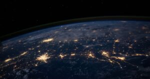 Globo terrestre con mappa economica mondiale - Bitcoin mining Colombia geopolitica